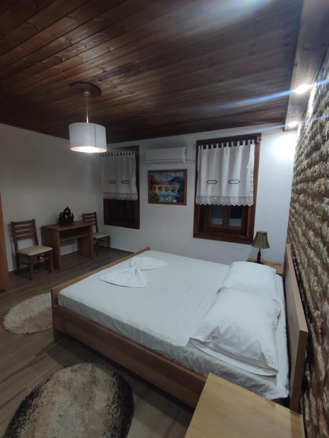 Eni Entire Guesthouse Parking On Site เบราท ภายนอก รูปภาพ